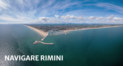 Vista aerea del porto di Rimini con il mare e la città.